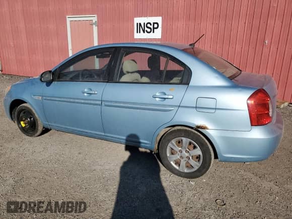 2007 Hyundai Accent GL z VIN KMHCN45C27U071062, wystawiony jako Copart lot #75334184 z przebiegiem 138 474 mil mil oraz Czysty tytuł • Clean title. Historia ofert i sprzedaży dostępna na DreamBid. Obrazek 2.