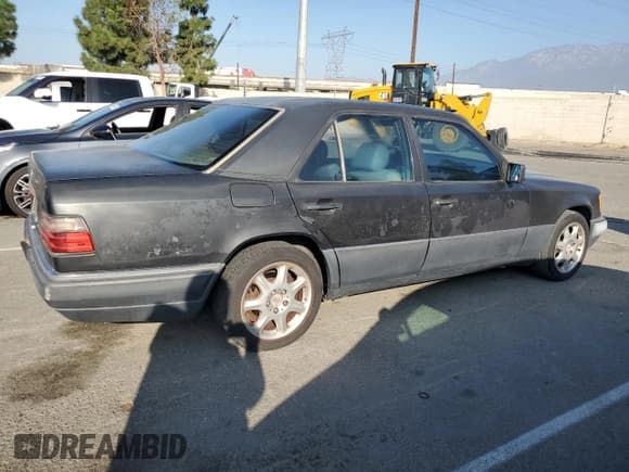 ✅ 1995 Mercedes-Benz E 320 • VIN: WDBEA32E9SC224980 • Lot: 82064455. Wystawiony na Copart z przebiegiem 215 218 mil. Bezpłatny archiwum sprzedaży aukcyjnych z USA i szczegółowy raport historii pojazdu na DreamBid. Zdjęcie 3.