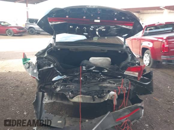 2024 Hyundai Elantra SEL z VIN KMHLM4DG8RU807030, wystawiony jako IAAI lot #43074383 z przebiegiem 27 530 mil mil oraz . Historia ofert i sprzedaży dostępna na DreamBid. Obrazek 6.