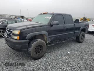 ✅ 2006 Chevrolet Silverado 2500HD Work Truck • VIN: 1GCHK29U96E258771 • Lot: 86818764. Wystawiony na Copart z przebiegiem Nie podano. Bezpłatny archiwum sprzedaży aukcyjnych z USA i szczegółowy raport historii pojazdu na DreamBid. Zdjęcie 1.