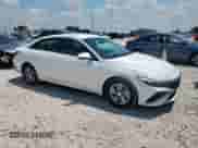 2025 Hyundai Elantra SE z VIN KMHLL4DG0SU939384, wystawiony jako Copart lot #69563305 z przebiegiem 25 760 mil mil oraz Szkoda całkowita • Salvage title. Historia ofert i sprzedaży dostępna na DreamBid. Obrazek 4.