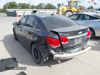 2014 Chevrolet Cruze 1LT z VIN 1G1PC5SBXE7205673, wystawiony jako IAAI lot #43295390 z przebiegiem 156 472 mil mil oraz . Historia ofert i sprzedaży dostępna na DreamBid. Obrazek 3.