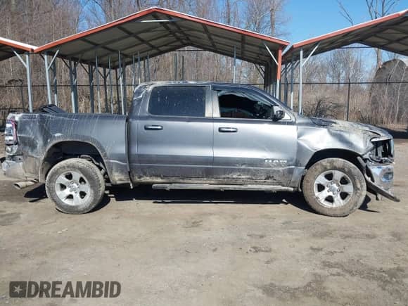 2019 Ram 1500 Big Horn z VIN 1C6RRFFG7KN755373, wystawiony jako IAAI lot #41764161 z przebiegiem 116 804 mil mil oraz . Historia ofert i sprzedaży dostępna na DreamBid. Obrazek 13.
