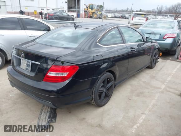 ✅ 2013 Mercedes-Benz C 250 • VIN: WDDGJ4HB3DG066876 • Lot: 41676738. Wystawiony na IAAI z przebiegiem 86 245 mil. Bezpłatny archiwum sprzedaży aukcyjnych z USA i szczegółowy raport historii pojazdu na DreamBid. Zdjęcie 4.