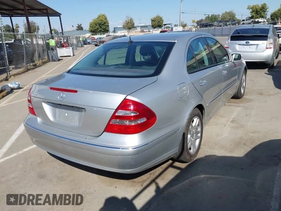 ✅ 2006 Mercedes-Benz E 350 • VIN: WDBUF56J06A801123 • Lot: 42623894. Wystawiony na IAAI z przebiegiem 209 205 mil. Bezpłatny archiwum sprzedaży aukcyjnych z USA i szczegółowy raport historii pojazdu na DreamBid. Zdjęcie 4.