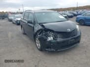 ✅ 2014 Toyota Sienna LE • VIN: 5TDKK3DC7ES457885 • Лот: 43556940. Опубликован ранее на IAAI с пробегом 177 201 миль. Бесплатный доступ к архиву аукционных продаж из США и подробный отчёт об истории автомобиля на DreamBid. Изображение 1.