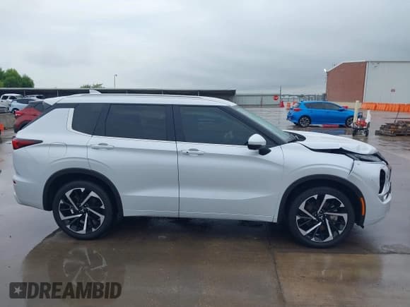 ✅ 2024 Mitsubishi Outlander SEL • VIN: JA4J4WA81RZ033253 • Lot: 42931336. Listed on IAAI with 10,112 mi. Free auction sales archive from the USA and detailed vehicle history report at DreamBid. Image 13.