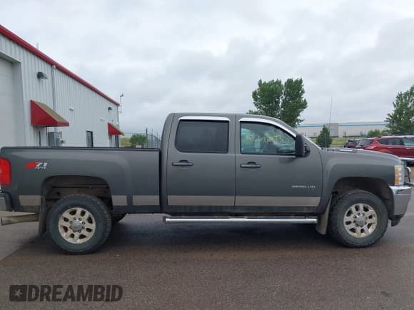 ✅ 2011 Chevrolet Silverado 2500HD LTZ • VIN: 1GC1KYC82BF182329 • Lot: 42696193. Listed on IAAI with 211,191 mi. Free auction sales archive from the USA and detailed vehicle history report at DreamBid. Image 14.