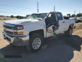 ✅ 2019 Chevrolet Silverado 2500HD Work Truck • VIN: 2GC2KREG1K1145245 • Lot: 83790325. Wystawiony na Copart z przebiegiem Nie podano. Bezpłatny archiwum sprzedaży aukcyjnych z USA i szczegółowy raport historii pojazdu na DreamBid. Zdjęcie 1.