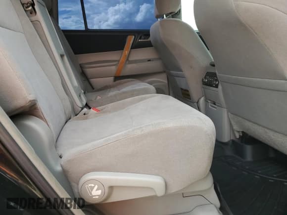 ✅ 2008 Toyota Highlander • VIN: JTEEW41A882001783 • Lot: 81827035. Wystawiony na Copart z przebiegiem 206 936 mil. Bezpłatny archiwum sprzedaży aukcyjnych z USA i szczegółowy raport historii pojazdu na DreamBid. Zdjęcie 11.