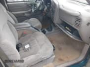 ✅ 1998 Chevrolet Blazer LS • VIN: 1GNCS13W4W2214149 • Lot: 41960319. Wystawiony na IAAI z przebiegiem 180 251 mil. Bezpłatny archiwum sprzedaży aukcyjnych z USA i szczegółowy raport historii pojazdu na DreamBid. Zdjęcie 5.