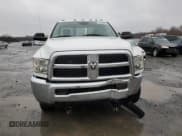✅ 2018 Ram 2500 Tradesman • VIN: 3C6MR5AJ8JG337998 • Lot: 85185914. Wystawiony na Copart z przebiegiem 131 337 mil. Bezpłatny archiwum sprzedaży aukcyjnych z USA i szczegółowy raport historii pojazdu na DreamBid. Zdjęcie 5.