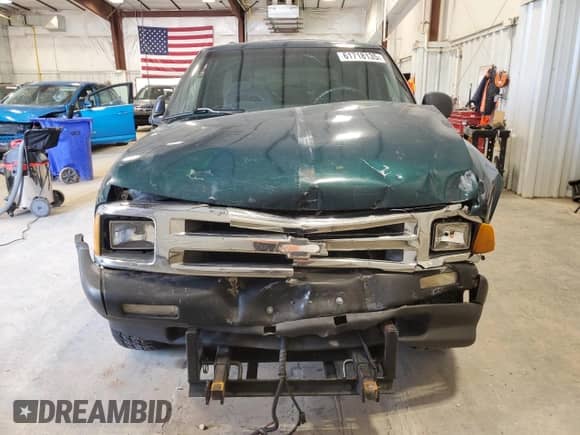 1996 Chevrolet Blazer z VIN 1GNCT18W0TK221519, wystawiony jako Copart lot #61718135 z przebiegiem 129 589 mil mil oraz Czysty tytuł • Clean title. Historia ofert i sprzedaży dostępna na DreamBid. Obrazek 5.