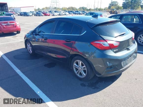 2017 Chevrolet Cruze LT z VIN 3G1BE6SM9HS519221, wystawiony jako IAAI lot #43561958 z przebiegiem 131 950 mil mil oraz . Historia ofert i sprzedaży dostępna na DreamBid. Obrazek 3.