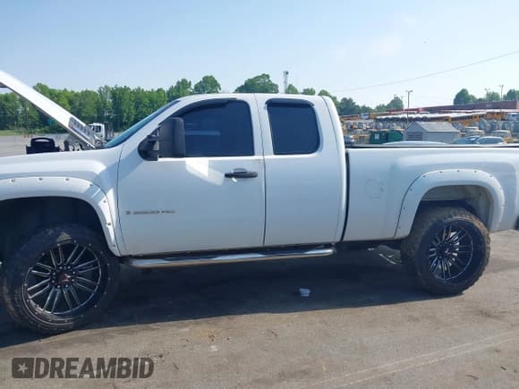 ✅ 2008 Chevrolet Silverado 2500HD 1LT • VIN: 1GCHK29618E211352 • Lot: 42259796. Wystawiony na IAAI z przebiegiem 391 261 mil. Bezpłatny archiwum sprzedaży aukcyjnych z USA i szczegółowy raport historii pojazdu na DreamBid. Zdjęcie 14.