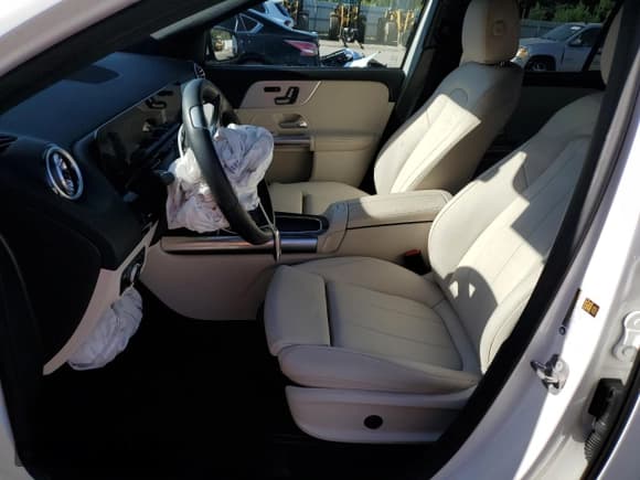 ✅ 2025 Mercedes-Benz GLA 250 • VIN: W1N4N4GB3SJ673324 • Лот: 84747145. Опубликован ранее на Copart с пробегом 9 792 миль. Бесплатный доступ к архиву аукционных продаж из США и подробный отчёт об истории автомобиля на DreamBid. Изображение 7.