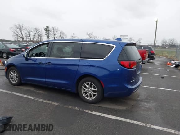 ✅ 2020 Chrysler Pacifica Touring • VIN: 2C4RC1FG3LR283206 • Lot: 43823700. Listed on IAAI with 161,511 mi. Free auction sales archive from the USA and detailed vehicle history report at DreamBid. Image 3.