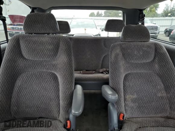 ✅ 2000 Dodge Caravan SE • VIN: 2B4GP44GXYR589372 • Лот: 82296735. Опубликован ранее на Copart с пробегом 276 759 миль. Бесплатный доступ к архиву аукционных продаж из США и подробный отчёт об истории автомобиля на DreamBid. Изображение 10.