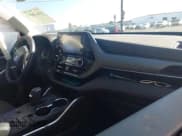 ✅ 2022 Toyota Highlander Hybrid LE • VIN: 5TDZARAH0NS516666 • Lot: 41648530. Wystawiony na IAAI z przebiegiem 63 588 mil. Bezpłatny archiwum sprzedaży aukcyjnych z USA i szczegółowy raport historii pojazdu na DreamBid. Zdjęcie 5.