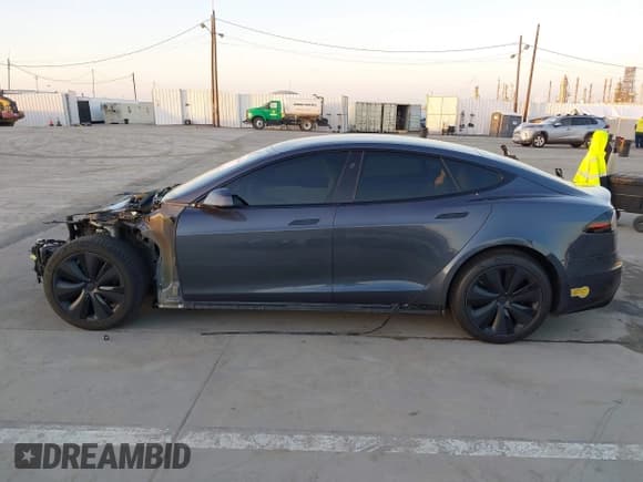 ✅ 2022 Tesla Model S • VIN: 5YJSA1E59NF491029 • Lot: 43756895. Wystawiony na IAAI z przebiegiem 42 897 mil. Bezpłatny archiwum sprzedaży aukcyjnych z USA i szczegółowy raport historii pojazdu na DreamBid. Zdjęcie 14.