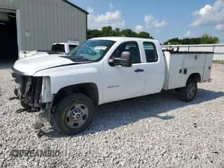 2013 Chevrolet Silverado 2500HD Work Truck z VIN 1GB2CVCGXDZ239048, wystawiony jako Copart lot #66914615 z przebiegiem 351 300 mil mil oraz Szkoda całkowita • Salvage title. Historia ofert i sprzedaży dostępna na DreamBid. Obrazek 1.
