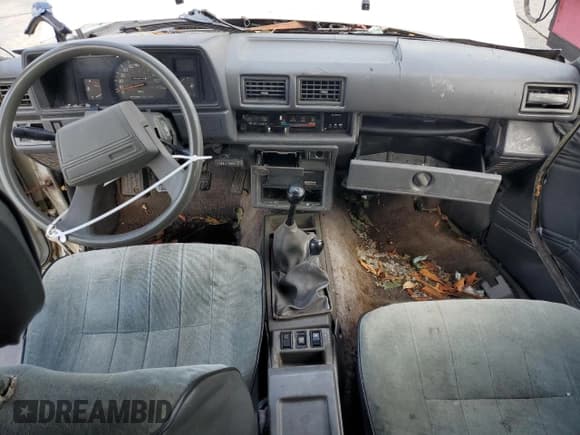 ✅ 1987 Toyota 4Runner • VIN: JT4RN62D0H0159821 • Lot: 82472415. Wystawiony na Copart z przebiegiem 273 810 mil. Bezpłatny archiwum sprzedaży aukcyjnych z USA i szczegółowy raport historii pojazdu na DreamBid. Zdjęcie 8.