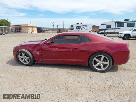 2011 Chevrolet Camaro 1LT z VIN 2G1FB1ED2B9168150, wystawiony jako IAAI lot #43295127 z przebiegiem 134 027 mil mil oraz . Historia ofert i sprzedaży dostępna na DreamBid. Obrazek 14.