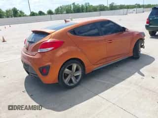 2013 Hyundai Veloster Turbo z VIN KMHTC6AE4DU169787, wystawiony jako IAAI lot #43334701 z przebiegiem 114 117 mil mil oraz . Historia ofert i sprzedaży dostępna na DreamBid. Obrazek 4.