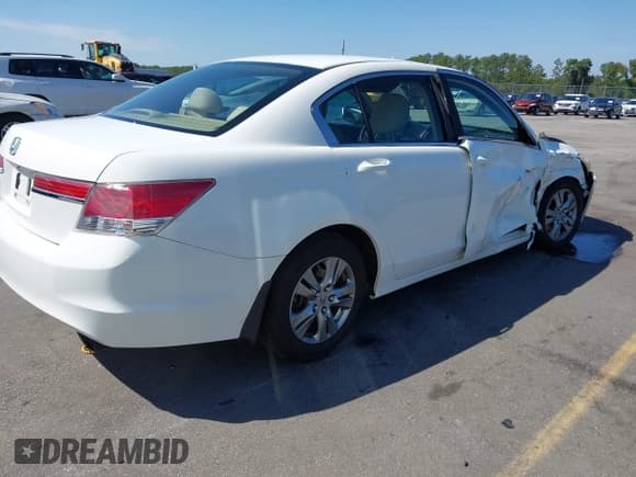 ✅ 2012 Honda Accord LX Premium • VIN: 1HGCP2F45CA098621 • Lot: 43343633. Listed on IAAI with 190,995 mi. Free auction sales archive from the USA and detailed vehicle history report at DreamBid. Image 4.