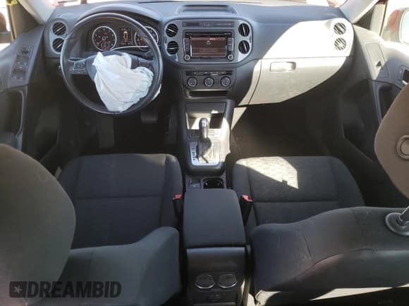 ✅ 2015 Volkswagen Tiguan S • VIN: WVGAV7AX6FW015968 • Lot: 90939515. Wystawiony na Copart z przebiegiem 128 219 mil. Bezpłatny archiwum sprzedaży aukcyjnych z USA i szczegółowy raport historii pojazdu na DreamBid. Zdjęcie 8.