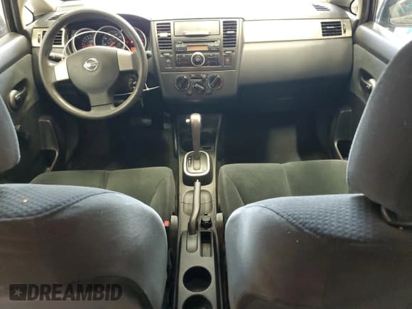 ✅ 2010 Nissan Versa S • VIN: 3N1BC1CPXAL460885 • Lot: 84963105. Wystawiony na Copart z przebiegiem 127 517 mil. Bezpłatny archiwum sprzedaży aukcyjnych z USA i szczegółowy raport historii pojazdu na DreamBid. Zdjęcie 8.