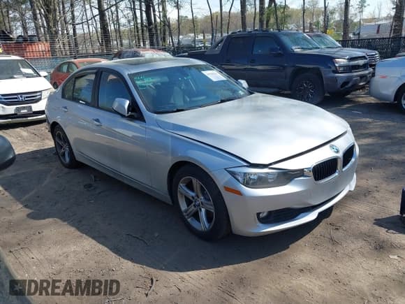 ✅ 2015 BMW 3 Series 320i xDrive • VIN: WBA3C3G57FNS74828 • Lot: 41920253. Wystawiony na IAAI z przebiegiem 72 521 mil. Bezpłatny archiwum sprzedaży aukcyjnych z USA i szczegółowy raport historii pojazdu na DreamBid. Zdjęcie 1.
