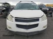 ✅ 2011 Chevrolet Traverse LS • VIN: 1GNKVEED0BJ250118 • Lot: 85908935. Wystawiony na Copart z przebiegiem 241 244 mil. Bezpłatny archiwum sprzedaży aukcyjnych z USA i szczegółowy raport historii pojazdu na DreamBid. Zdjęcie 5.