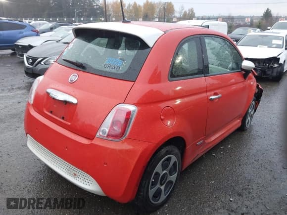 ✅ 2015 FIAT 500e • VIN: 3C3CFFGE4FT507130 • Lot: 43680408. Wystawiony na IAAI z przebiegiem 60 547 mil. Bezpłatny archiwum sprzedaży aukcyjnych z USA i szczegółowy raport historii pojazdu na DreamBid. Zdjęcie 4.
