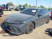 2025 Toyota Camry LE с VIN 4T1DAACK2SU609633, выставлен на аукционе IAAI как лот 43023203 с пробегом 7 512 миль миль и . История ставок и продаж доступна на DreamBid. Изображение 2.