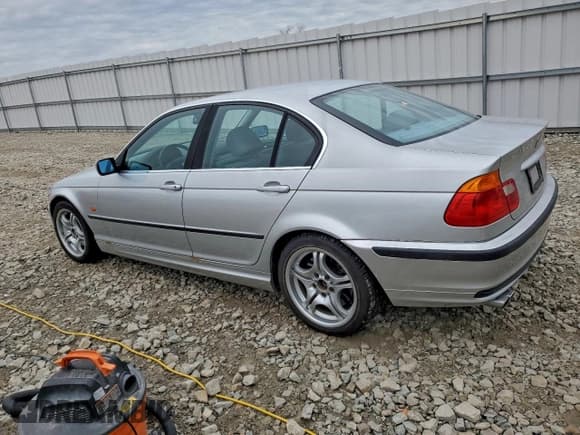 ✅ 2001 BMW 3 Series 330i • VIN: WBAAV53401FT02384 • Lot: 93959535. Listed on Copart with 147,226 mi. Free auction sales archive from the USA and detailed vehicle history report at DreamBid. Image 2.