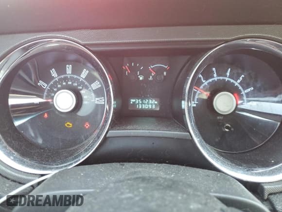 ✅ 2010 Ford Mustang V6 • VIN: 1ZVBP8AN2A5114371 • Лот: 92359315. Опубликован ранее на Copart с пробегом 133 093 миль. Бесплатный доступ к архиву аукционных продаж из США и подробный отчёт об истории автомобиля на DreamBid. Изображение 9.