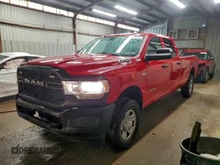 ✅ 2021 Ram 2500 Tradesman • VIN: 3C6UR5HJ6MG578422 • Lot: 93903555. Wystawiony na Copart z przebiegiem 105 761 mil. Bezpłatny archiwum sprzedaży aukcyjnych z USA i szczegółowy raport historii pojazdu na DreamBid. Zdjęcie 1.