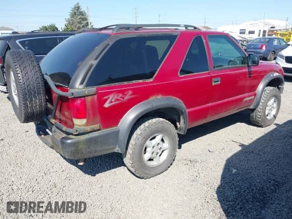 1999 Chevrolet Blazer LS z VIN 1GNCT18W6XK240758, wystawiony jako IAAI lot #42729667 z przebiegiem Nie podano mil oraz . Historia ofert i sprzedaży dostępna na DreamBid. Obrazek 4.