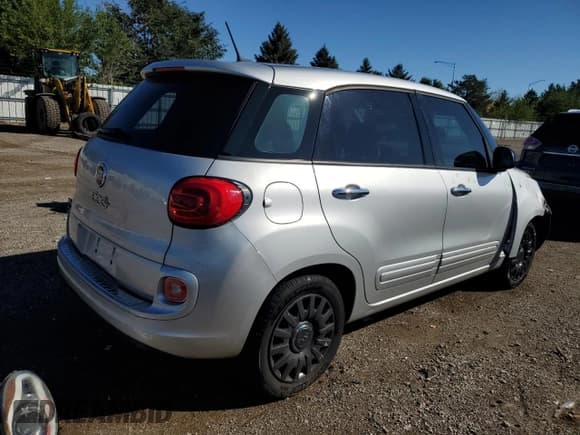 ✅ 2015 FIAT 500L Pop • VIN: ZFBCFAAH0FZ035988 • Lot: 72467544. Listed on Copart with 50,168 mi. Free auction sales archive from the USA and detailed vehicle history report at DreamBid. Image 3.