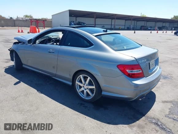 ✅ 2013 Mercedes-Benz C 250 • VIN: WDDGJ4HB2DG043590 • Lot: 42920565. Wystawiony na IAAI z przebiegiem 69 568 mil. Bezpłatny archiwum sprzedaży aukcyjnych z USA i szczegółowy raport historii pojazdu na DreamBid. Zdjęcie 3.