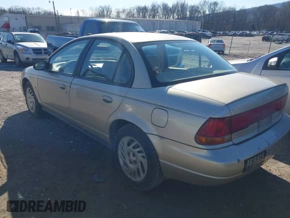 1998 Saturn SL z VIN 1G8ZK5272WZ236253, wystawiony jako IAAI lot #41372881 z przebiegiem Nie podano mil oraz . Historia ofert i sprzedaży dostępna na DreamBid. Obrazek 3.