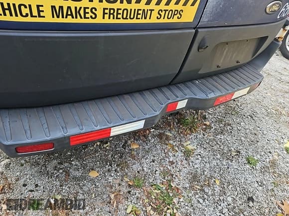 ✅ 2016 Ford Transit Cargo • VIN: 1FTYE1YM6GKB19154 • Lot: 43929990. Wystawiony na IAAI z przebiegiem 345 851 mil. Bezpłatny archiwum sprzedaży aukcyjnych z USA i szczegółowy raport historii pojazdu na DreamBid. Zdjęcie 6.