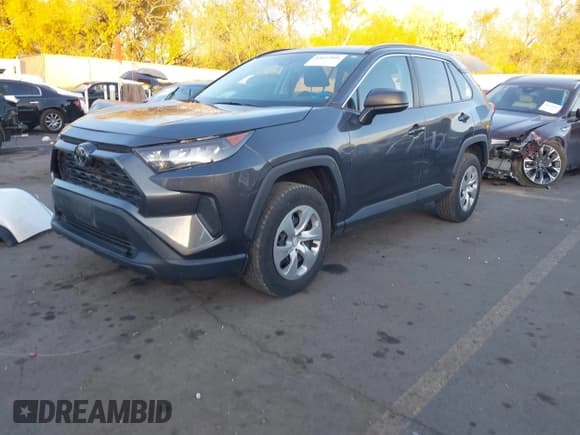 ✅ 2021 Toyota RAV4 LE • VIN: 2T3F1RFV3MC153943 • Лот: 43657906. Опубликован ранее на IAAI с пробегом 55 526 миль. Бесплатный доступ к архиву аукционных продаж из США и подробный отчёт об истории автомобиля на DreamBid. Изображение 2.