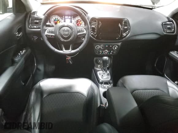 ✅ 2020 Jeep Compass Latitude • VIN: 3C4NJDBB0LT154353 • Lot: 90517565. Wystawiony na Copart z przebiegiem 4 799 mil. Bezpłatny archiwum sprzedaży aukcyjnych z USA i szczegółowy raport historii pojazdu na DreamBid. Zdjęcie 8.