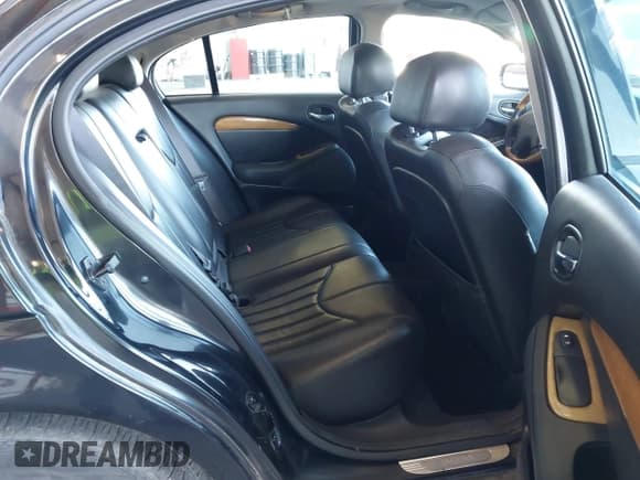 ✅ 2001 Jaguar S-Type V6 • VIN: SAJDA01N31FL96112 • Lot: 42045202. Wystawiony na IAAI z przebiegiem 264 076 mil. Bezpłatny archiwum sprzedaży aukcyjnych z USA i szczegółowy raport historii pojazdu na DreamBid. Zdjęcie 8.