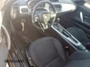 ✅ 2007 BMW Z4 3.0i • VIN: 4USBU33587LW71523 • Lot: 66721255. Wystawiony na Copart z przebiegiem 132 327 mil. Bezpłatny archiwum sprzedaży aukcyjnych z USA i szczegółowy raport historii pojazdu na DreamBid. Zdjęcie 8.