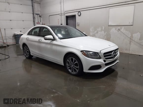 ✅ 2017 Mercedes-Benz C 300 • VIN: 55SWF4KB8HU180340 • Lot: 41613092. Wystawiony na IAAI z przebiegiem 82 818 mil. Bezpłatny archiwum sprzedaży aukcyjnych z USA i szczegółowy raport historii pojazdu na DreamBid. Zdjęcie 1.