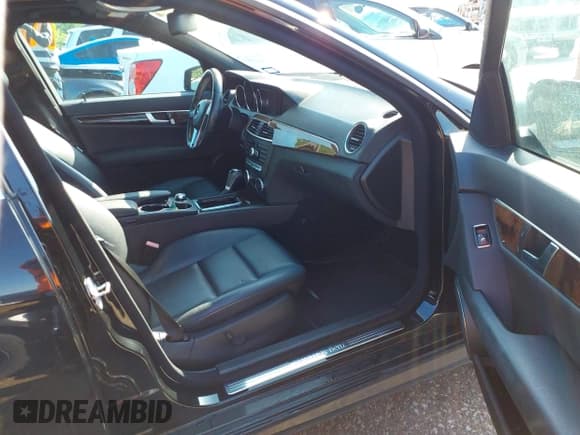 ✅ 2014 Mercedes-Benz C 250 Sport • VIN: WDDGF4HB1EA958114 • Lot: 42101249. Wystawiony na IAAI z przebiegiem 85 100 mil. Bezpłatny archiwum sprzedaży aukcyjnych z USA i szczegółowy raport historii pojazdu na DreamBid. Zdjęcie 5.