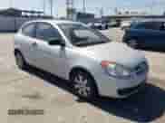 2011 Hyundai Accent GS z VIN KMHCM3AC8BU192254, wystawiony jako Copart lot #71117884 z przebiegiem 106 542 mil mil oraz Czysty tytuł • Clean title. Historia ofert i sprzedaży dostępna na DreamBid. Obrazek 4.